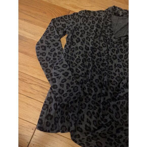 1.State women's grey animal long sleeve v-neck crossover sweater top size small - Picture 2 of 9